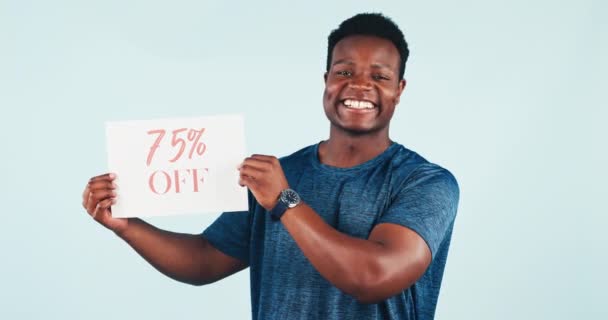 快乐的男人 促销和持有折扣海报在工作室的广告公告提供 非洲男人 白色背景 零售购物横幅 价格信息或销售百分比 — 图库视频影像