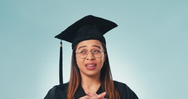 Graduação Universidade Educação Mulher Feliz Com Dedos Cruzados Estúdio Para — Vídeo de Stock