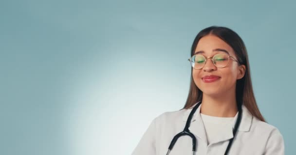 展示医生 工作室和妇女的肖像 以寻求建议 健康或健康保险的步骤 医学专业人员在蓝色背景模型上笑着展示指南 信息或模型 — 图库视频影像