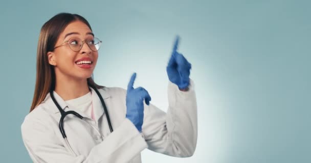 医学博士 女性和点唱室 空间和微笑的脸上投票 评论或建议的蓝色背景 医生和Ppe手套安全的科学模型 意见和反馈与推广 — 图库视频影像
