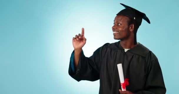 Universidad Graduado Mano Señalando Por Hombre Estudio Con Lista Verificación — Vídeos de Stock