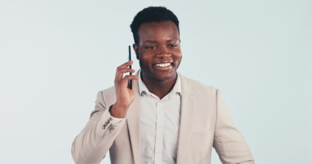 ブラックマン ビジネス 電話で幸せな従業員や起業家ネットワークとの会話 スタジオ ホワイトバックグラウンド プロフェッショナルスタッフがケニアの笑顔と仕事の話し合い — ストック動画