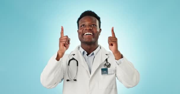 Doktore Tvář Ukazování Vesmíru Lékařská Reklama Oznámení Studiu Černošky Muž — Stock video