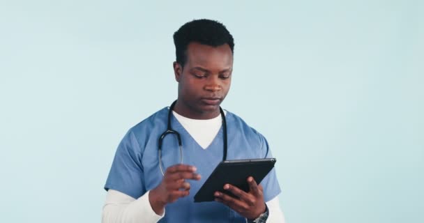 Hombre Negro Médico Con Tableta Desplazarse Línea Las Redes Sociales — Vídeos de Stock