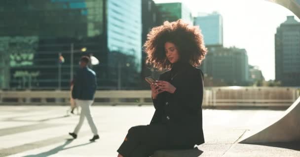 Rejser Telefon Business Kvinde Byen Slappe Udendørs Sociale Medier Tekst – Stock-video