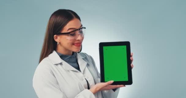Наукова Жінка Планшет Зелений Екран Студії Обличчям Оглядом Медичного Додатку — стокове відео