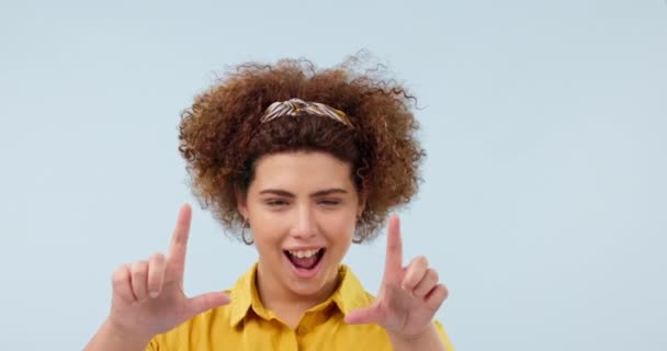 Glad Finger Kamera Ansigt Kvinde Studie Med God Positiv Lykke – Stock-video