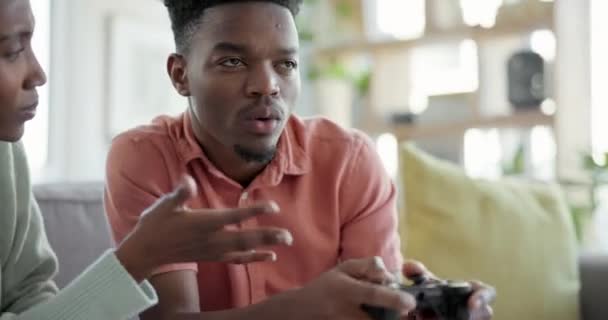 ビデオゲーム カップルは リビングルームで動揺し 悲しく 孤独なガールフレンドとゲームのために動揺します ホーム アフリカの男女 紛争と戦い 注意を求める — ストック動画