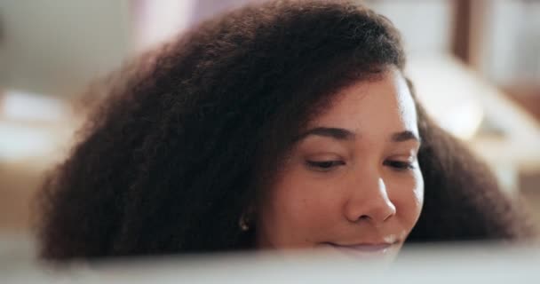 Laptop Πρόσωπο Και Mail Μια Μαύρη Γυναίκα Που Διαβάζει Στο — Αρχείο Βίντεο
