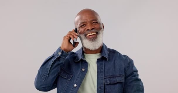 男はグレースタジオの背景に電話 ダンス 接続を祝います アフリカの人 シニアモデルまたは携帯電話で勝者 笑顔やプレゼントで成功とワウ — ストック動画