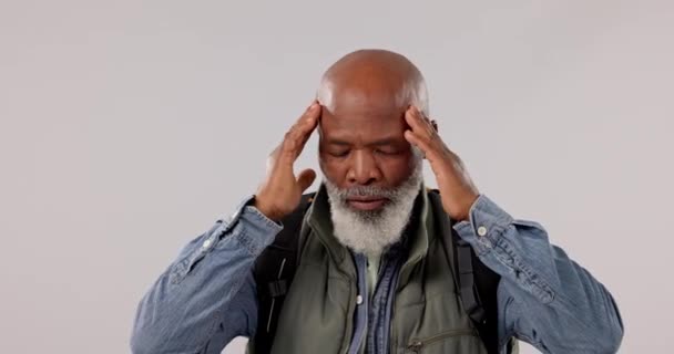 Caminhadas Dor Cabeça Homem Negro Sênior Estúdio Com Estresse Crise — Vídeo de Stock