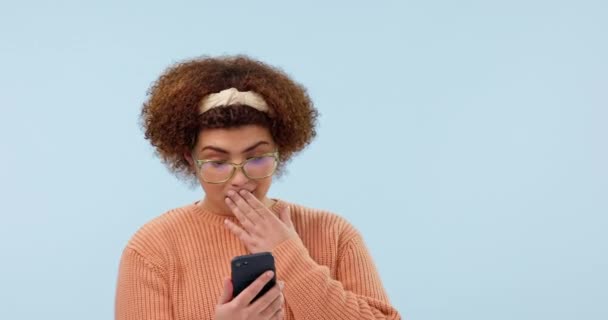 Choque Notícias Mulher Com Telefone Estúdio Para Mídias Sociais Texto — Vídeo de Stock