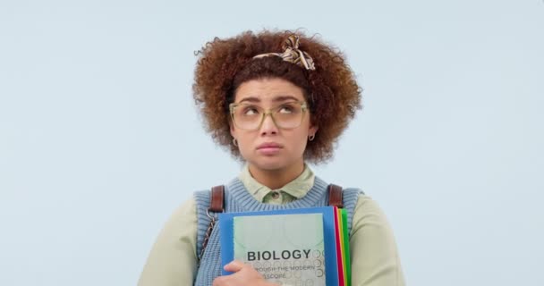 Student Výběr Přemýšlet Studiu Modrém Pozadí Maketou Pro Studium Biologie — Stock video