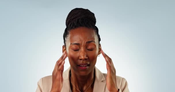 沮丧的黑人女人 脸和头疼 债务或错误在工作室的白色背景 在金融危机中焦虑 精神崩溃或精疲力竭的疲倦的非洲人或雇员 — 图库视频影像