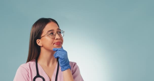 Estúdio Mulher Confuso Médico Pensando Bem Estar Médico Ideias Hospitalares — Vídeo de Stock