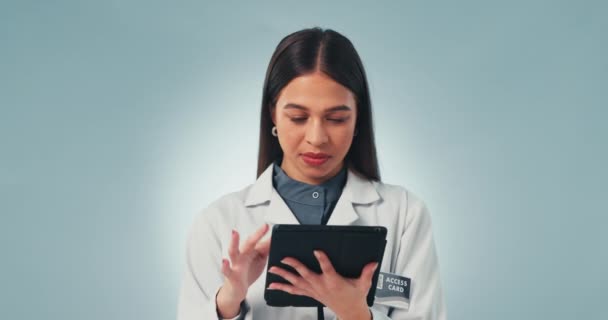 Tablet Médico Pensar Com Uma Mulher Ciência Estúdio Fundo Cinza — Vídeo de Stock