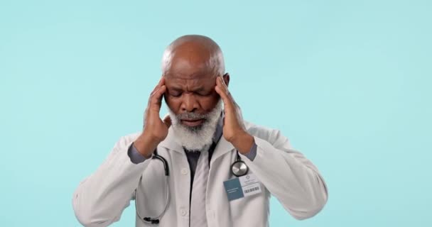 ストレス およびスタジオのシニアマン博士は 危機のためのスタジオで または青い背景の緊張 失敗した高齢アフリカ人男性外科医 間違い 災害のための寺院マッサージ — ストック動画