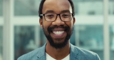 Yüz, gülümseme ve iş sahibi, profesyonel ve ofis çalışanı, resmi ve gözlüklü siyahi bir adam. Portre, Afrikalı kişi veya iş yerinde mutlu bir girişimci, mutluluk ve gözlüklü bir şirket.