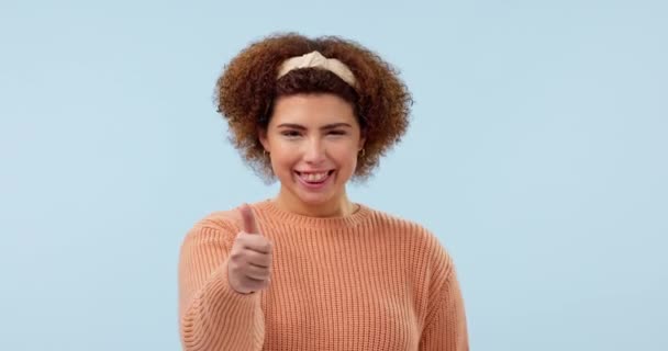 Счастливы Лицо Большие Пальцы Рук Женщины Студии Благодарность Мотивацию Успех — стоковое видео