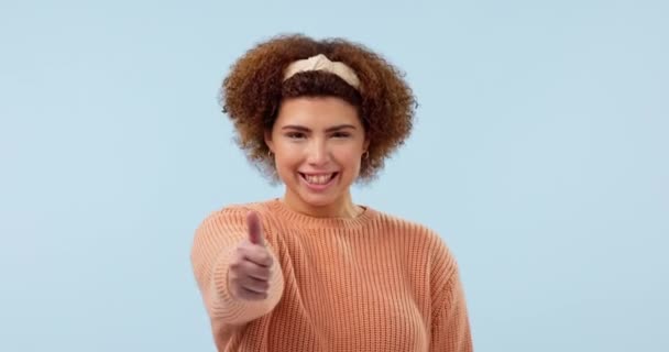 Twarz Uśmiech Kciuki Góry Kobieta Studio Podziękowania Motywacja Lub Sukces — Wideo stockowe