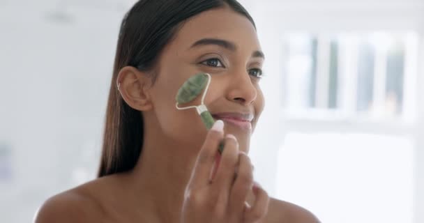 Mulher Espelho Banheiro Para Beleza Rolo Massagem Com Produto Jade — Vídeo de Stock