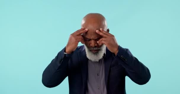 Dojrzały Biznesmen Ból Głowy Studio Stres Zmęczenie Lub Masaż Głowy — Wideo stockowe