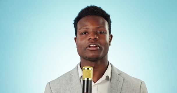 Muhabir Haber Portre Siyahi Adam Mikrofon Iletişim Canlı Yayın Gazeteci — Stok video