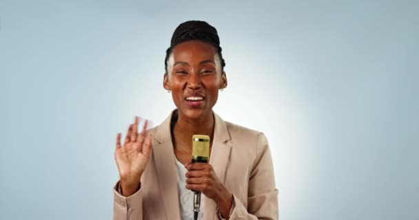 Micrófono Onda Una Reportera Negra Fondo Azul Estudio Para Una — Vídeos de Stock