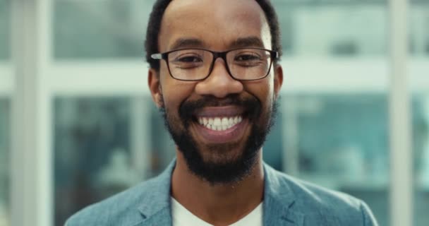 Cara Sorriso Homem Negro Com Negócios Profissional Escritório Com Empregado — Vídeo de Stock