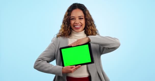 Szczęśliwa Kobieta Biznesu Tablet Zielony Ekran Reklamy Lub Marketingu Tle — Wideo stockowe