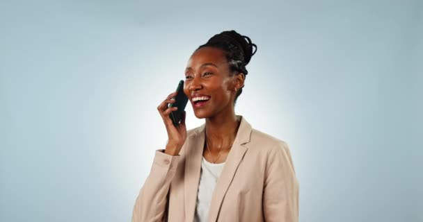 Телефонный Звонок Счастливая Черная Женщина Студии Общения Разговора Обсуждения Мобильному — стоковое видео