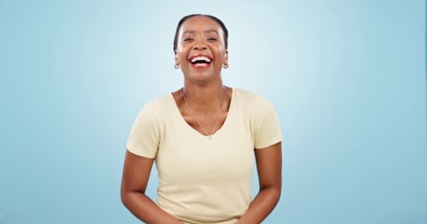Cara Mulher Negra Feliz Rir Estúdio Com Confiança Piada Bom — Vídeo de Stock