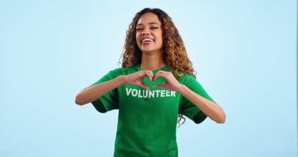 Волонтерка Щаслива Жінка Серцевими Руками Портреті Допомагає Підтримує Емодзі Синьому — стокове відео