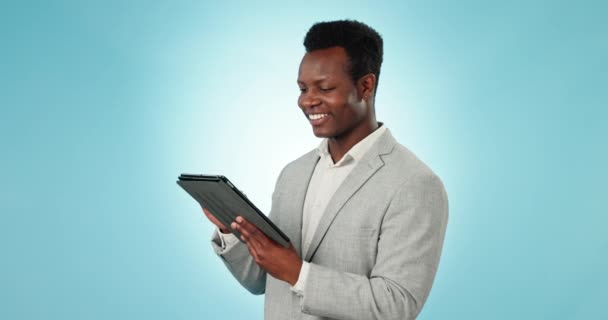 在工作室的平板电脑上的业务 人员和滚动 用于规划研究 信息和更新蓝色背景的软件 拥有用于社交媒体 网络或应用程序的数字技术的快乐的非洲员工 — 图库视频影像