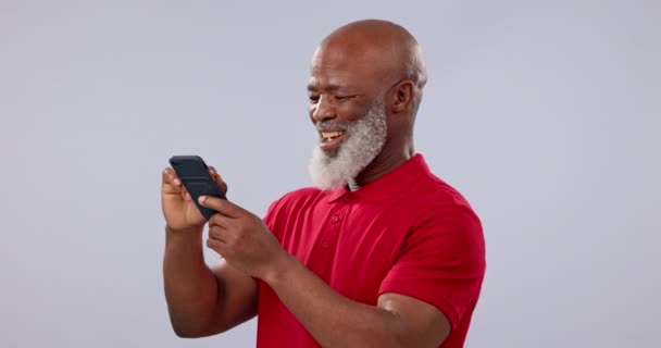 Telefoon Glimlach App Met Een Oudere Zwarte Man Studio Een — Stockvideo