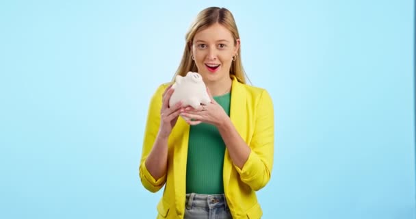 Mulher Sorria Ouça Piggy Bank Mude Animado Por Dinheiro Poupança — Vídeo de Stock