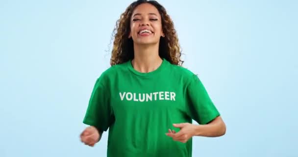 支持和指点在演播室作为一个志愿者与自豪的慈善活动或蓝色背景的Ngo 志愿服务 签约和快乐自信的模仿 肖像和手势 — 图库视频影像