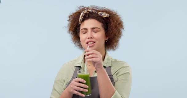 Szczęśliwa Kobieta Smoothie Dieta Dla Schudnąć Detox Lub Naturalne Odżywianie — Wideo stockowe
