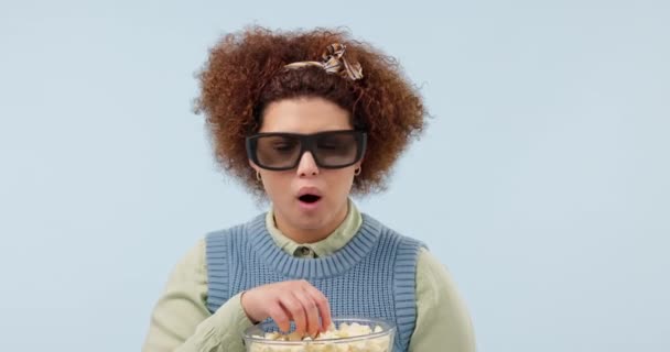Gafas Sorpresa Comer Palomitas Maíz Con Una Mujer Cine Estudio — Vídeo de stock