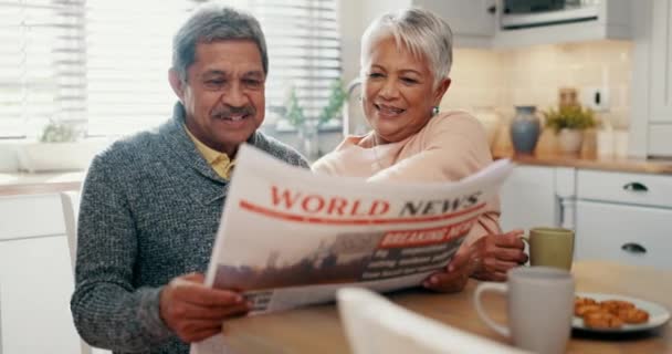 老两口 在家里读报纸 在全球报纸杂志上刊登喜讯 公告或故事 人们每天早上一起在厨房里听到新闻 对话和报道 — 图库视频影像