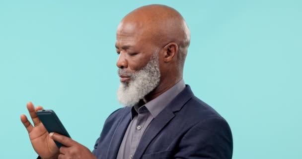 Старший Черный Человек Бизнесе Смартфоном Прокрутите Онлайн Забавного Мема Сети — стоковое видео