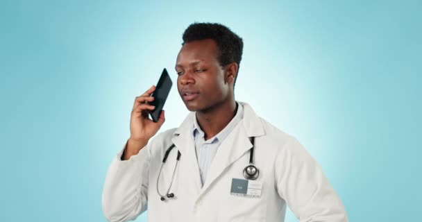Dokter Pria Dan Berbicara Dengan Telepon Studio Untuk Konsultasi Telekomunikasi — Stok Video