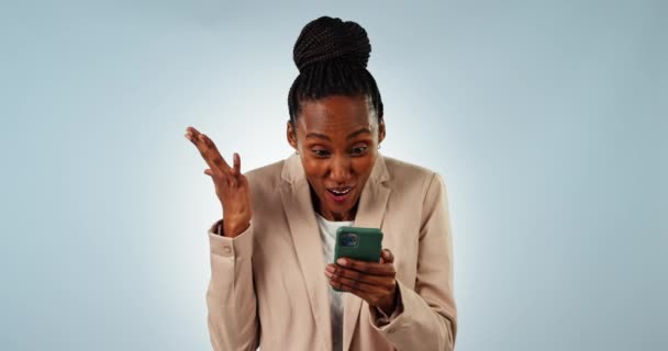 Ого Чорношкіра Жінка Телефон Щастям Святкування Оголошення Виходу Переможця Студії — стокове відео