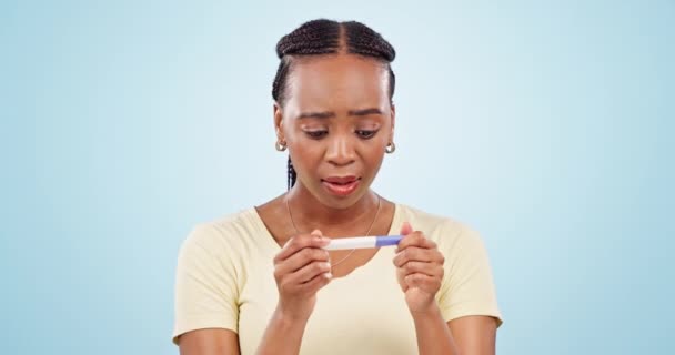 Nervioso Estrés Mujer Con Una Prueba Embarazo Estudio Con Esperanza — Vídeos de Stock