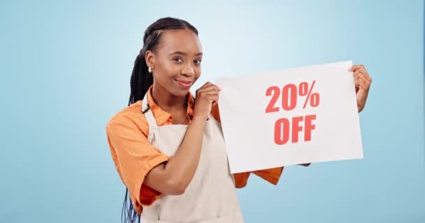 青い背景の花の取引の広告のための黒い女性や花屋の販売 サインと顔 マーケティングのためのボードを持つアフリカの小売従業員の幸せ サービスと肖像画 — ストック動画