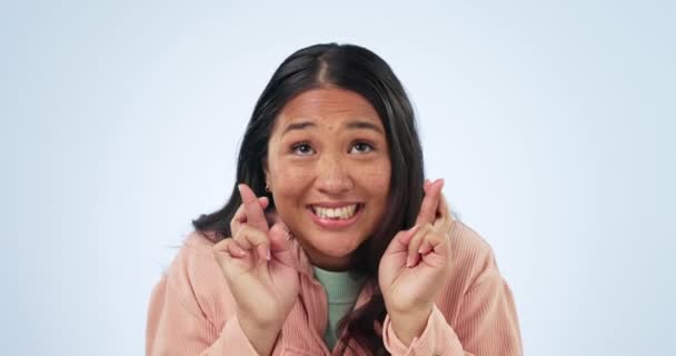 Dedos Cruzados Cara Mujer Con Esperanza Estudio Esperando Suerte Resultados — Vídeos de Stock