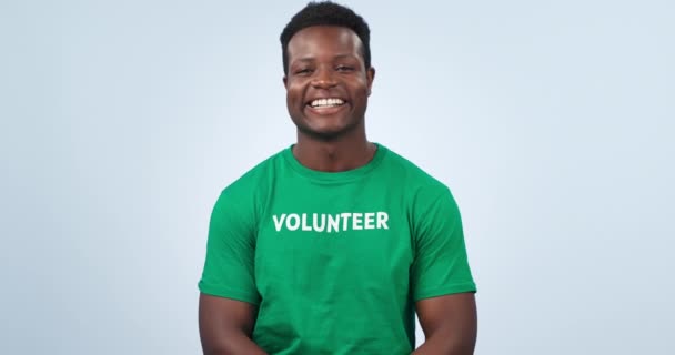 Voluntario Hombre Negro Sonrisa Cara Con Ong Logotipo Responsabilidad Social — Vídeos de Stock