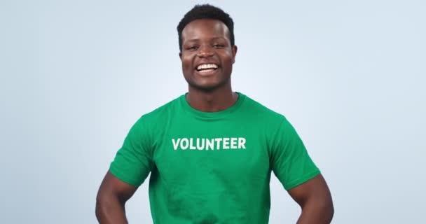 Voluntario Hombre Negro Sonrisa Mano Que Apunta Ong Logotipo Caridad — Vídeos de Stock