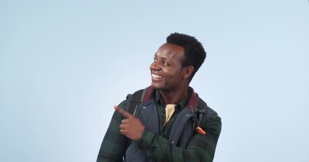 スタジオの笑顔 ハイキング黒人男性とトレッキング先の選択でポイント ブランドのプロモーションやトレーニングは 意思決定を提供します スケールバランス 肖像画 人物がブルーバックグラウンドでのモックアップスペース比較を示す — ストック動画