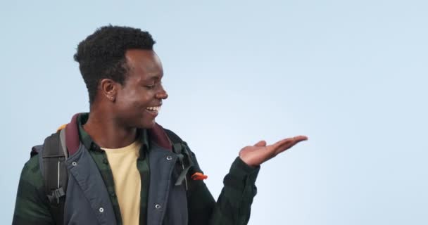 Wędrówki Szczęśliwy Czarny Człowiek Reklama Gestem Palmowym Dla Wprowadzenia Marki — Wideo stockowe